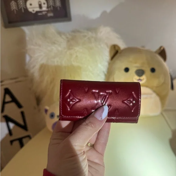 Louis Vuitton Pomme D'Amour Monogram Vernis Multicles Four Ring Key Holder - Picture 3 of 13